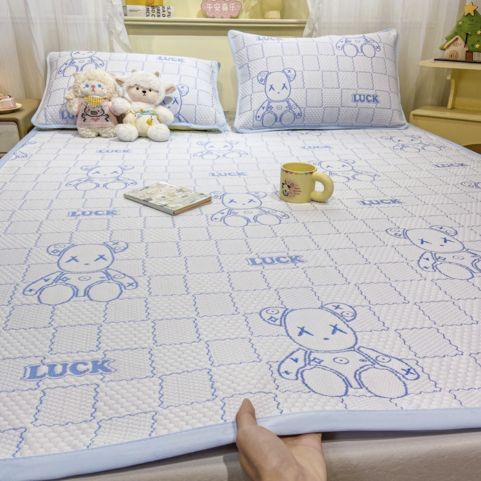 91家纺网 家纺一手货源 找家纺 春寻家纺 2026春夏新款A类凉感凉豆豆提花凉席席子 幸运熊-蓝-床席款