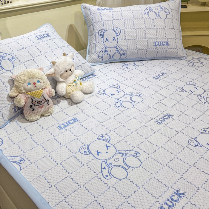 91家纺网 家纺一手货源 找家纺 春寻家纺 2026春夏新款A类凉感凉豆豆提花凉席席子 幸运熊-蓝-床席款