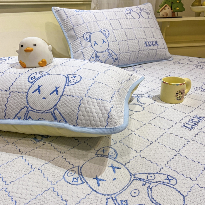 91家纺网 家纺一手货源 找家纺 春寻家纺 2026春夏新款A类凉感凉豆豆提花凉席席子 幸运熊-蓝-床席款