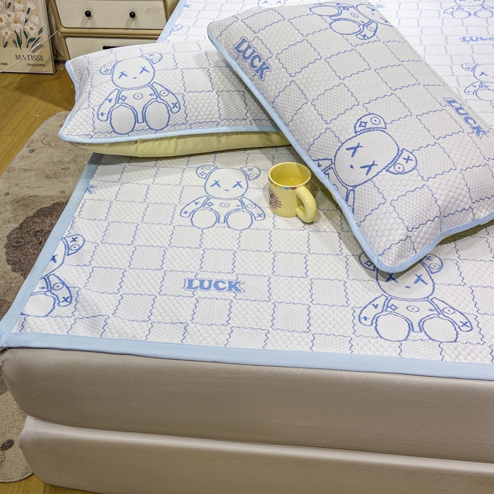 91家纺网 家纺一手货源 找家纺 春寻家纺 2026春夏新款A类凉感凉豆豆提花凉席席子 幸运熊-蓝-床席款