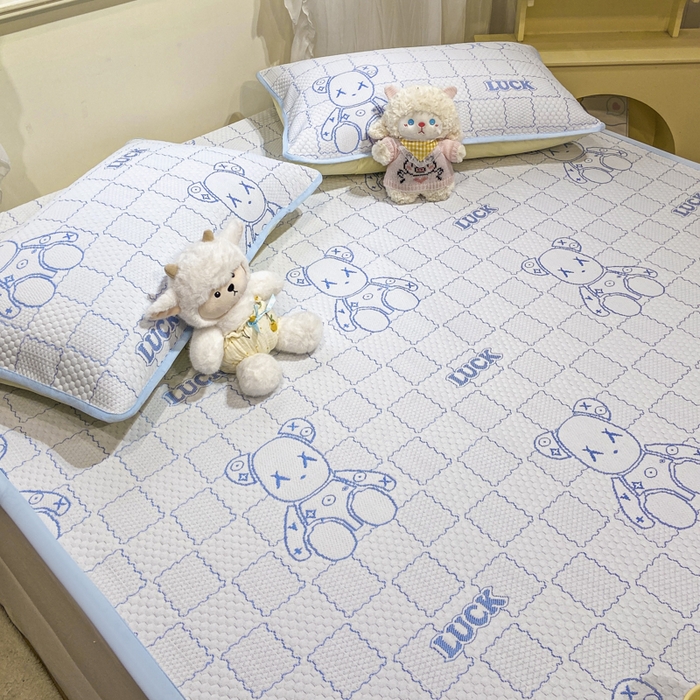 91家纺网 家纺一手货源 找家纺 春寻家纺 2026春夏新款A类凉感凉豆豆提花凉席席子 幸运熊-蓝-床席款