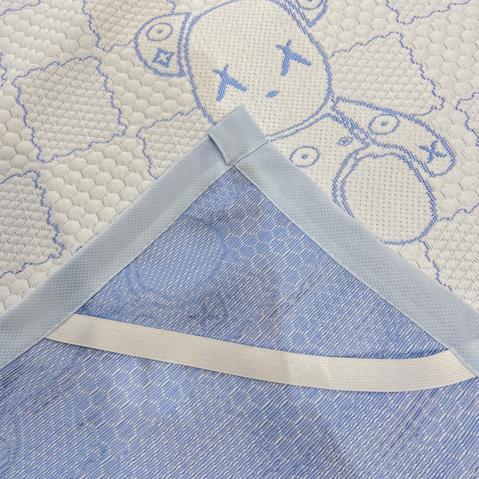 91家纺网 家纺一手货源 找家纺 春寻家纺 2026春夏新款A类凉感凉豆豆提花凉席席子 幸运熊-蓝-床席款