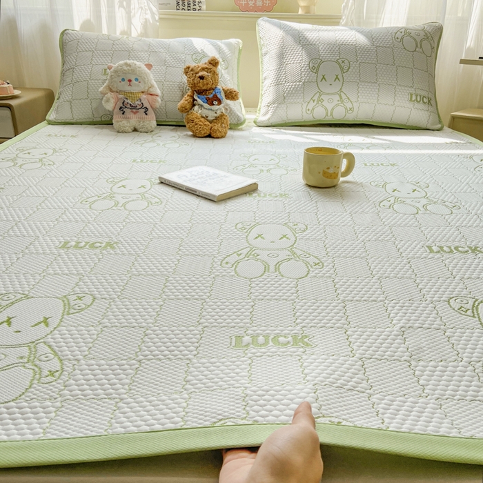 91家纺网 家纺一手货源 找家纺 春寻家纺 2026春夏新款A类凉感凉豆豆提花凉席席子 幸运熊-绿-床席款