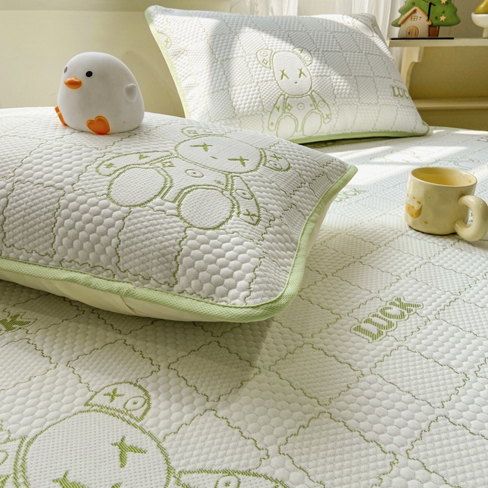 91家纺网 家纺一手货源 找家纺 春寻家纺 2026春夏新款A类凉感凉豆豆提花凉席席子 幸运熊-绿-床席款