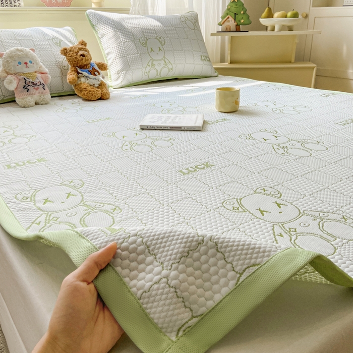 91家纺网 家纺一手货源 找家纺 春寻家纺 2026春夏新款A类凉感凉豆豆提花凉席席子 幸运熊-绿-床席款