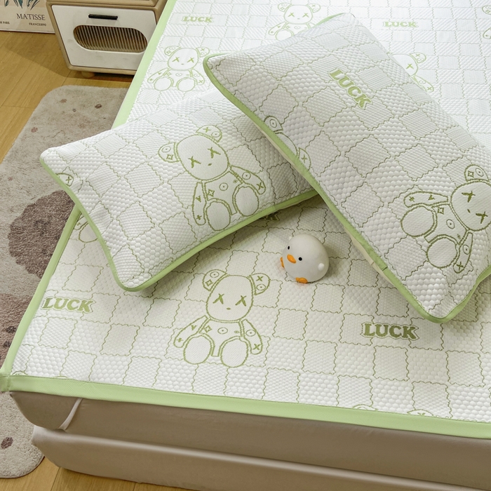 91家纺网 家纺一手货源 找家纺 春寻家纺 2026春夏新款A类凉感凉豆豆提花凉席席子 幸运熊-绿-床席款