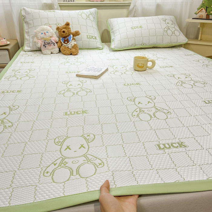 91家纺网 家纺一手货源 找家纺 春寻家纺 2026春夏新款A类凉感凉豆豆提花凉席席子 幸运熊-绿-床席款