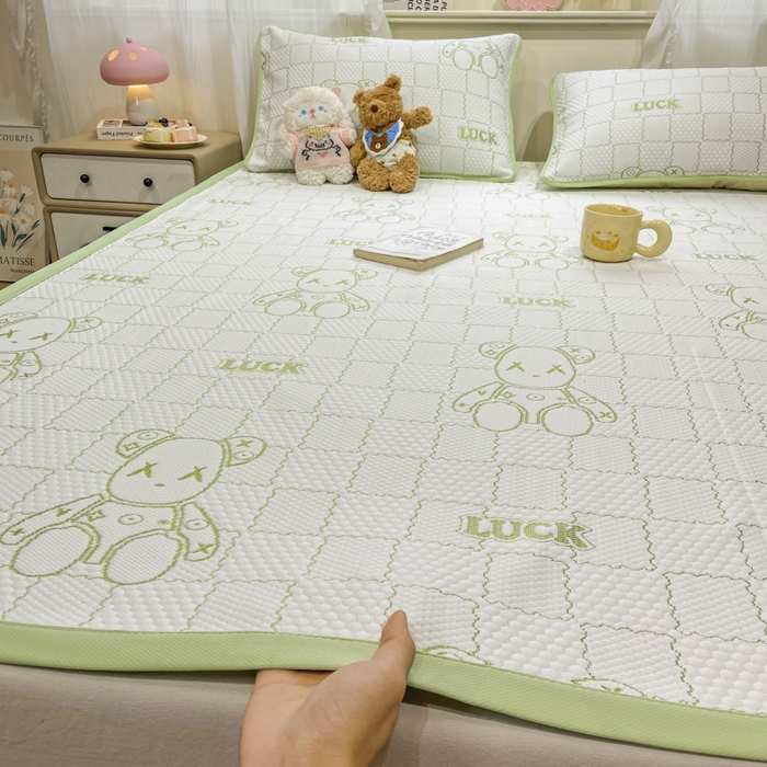 91家纺网 家纺一手货源 找家纺 春寻家纺 2026春夏新款A类凉感凉豆豆提花凉席席子 幸运熊-绿-床席款