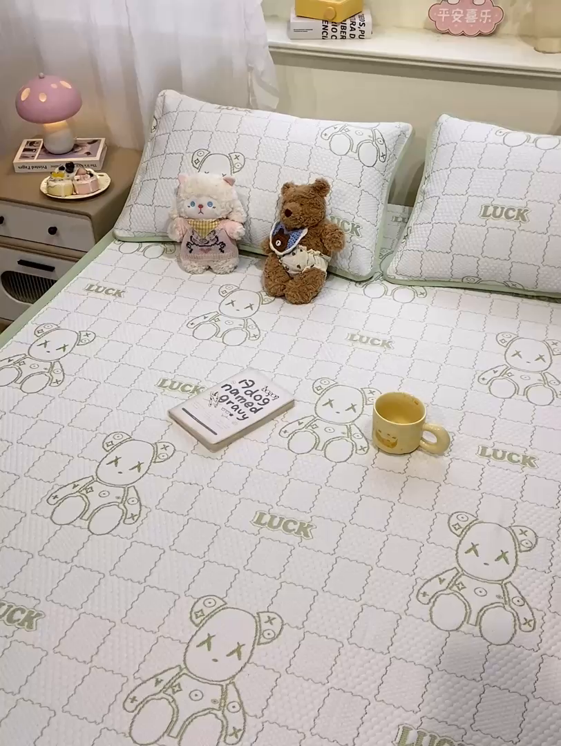 91家纺网 家纺一手货源 找家纺 春寻家纺 2026春夏新款A类凉感凉豆豆提花凉席席子 幸运熊-绿-床席款