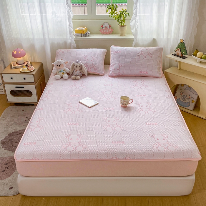 91家纺网 家纺一手货源 找家纺 春寻家纺 2026春夏新款A类凉感凉豆豆提花凉席席子 幸运熊-粉-床笠款