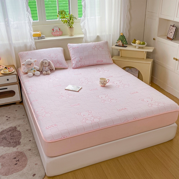 91家纺网 家纺一手货源 找家纺 春寻家纺 2026春夏新款A类凉感凉豆豆提花凉席席子 幸运熊-粉-床笠款