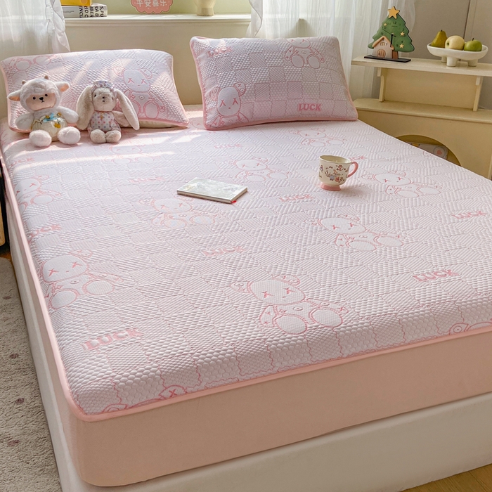 91家纺网 家纺一手货源 找家纺 春寻家纺 2026春夏新款A类凉感凉豆豆提花凉席席子 幸运熊-粉-床笠款