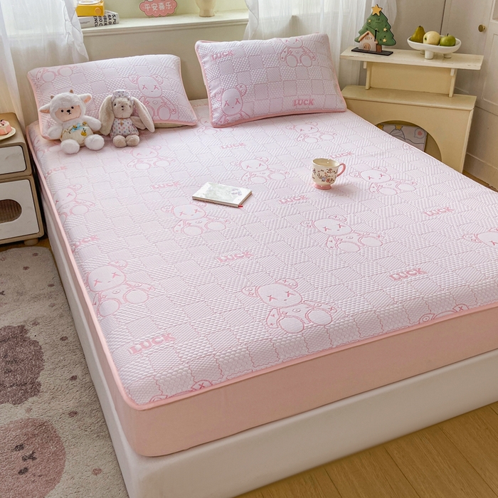 91家纺网 家纺一手货源 找家纺 春寻家纺 2026春夏新款A类凉感凉豆豆提花凉席席子 幸运熊-粉-床笠款