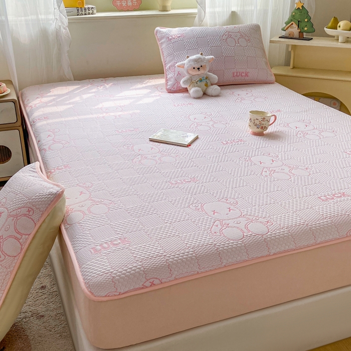 91家纺网 家纺一手货源 找家纺 春寻家纺 2026春夏新款A类凉感凉豆豆提花凉席席子 幸运熊-粉-床笠款