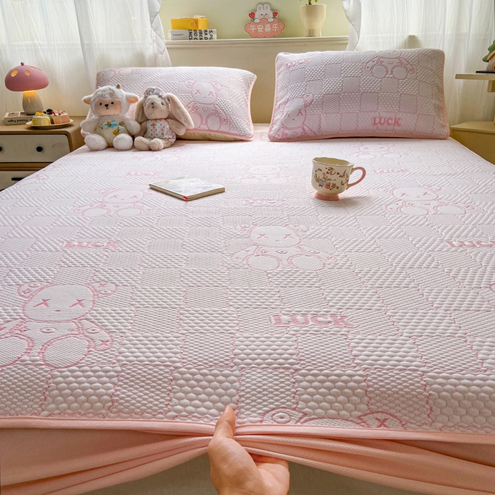 91家纺网 家纺一手货源 找家纺 春寻家纺 2026春夏新款A类凉感凉豆豆提花凉席席子 幸运熊-粉-床笠款