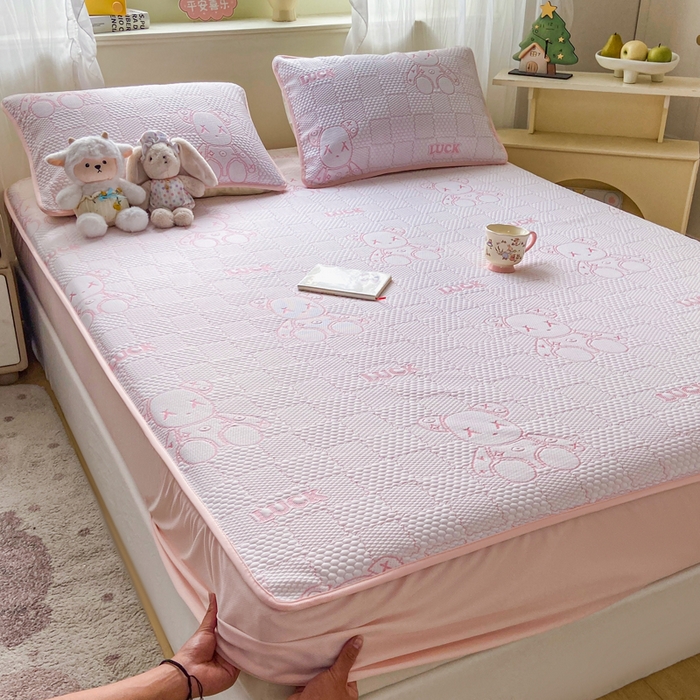 91家纺网 家纺一手货源 找家纺 春寻家纺 2026春夏新款A类凉感凉豆豆提花凉席席子 幸运熊-粉-床笠款