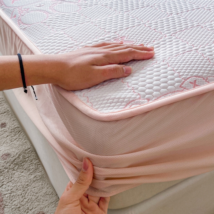 91家纺网 家纺一手货源 找家纺 春寻家纺 2026春夏新款A类凉感凉豆豆提花凉席席子 幸运熊-粉-床笠款