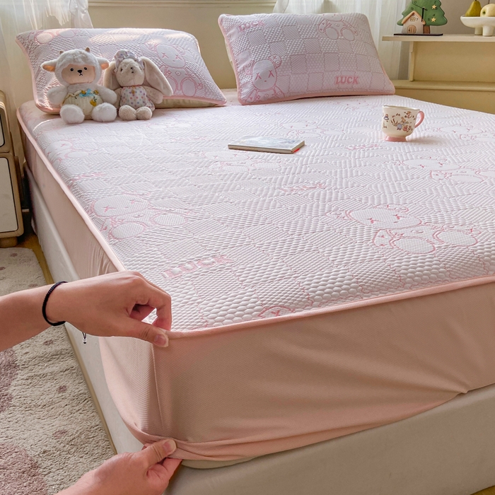 91家纺网 家纺一手货源 找家纺 春寻家纺 2026春夏新款A类凉感凉豆豆提花凉席席子 幸运熊-粉-床笠款