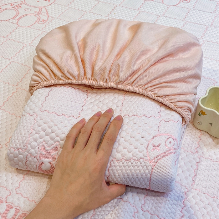 91家纺网 家纺一手货源 找家纺 春寻家纺 2026春夏新款A类凉感凉豆豆提花凉席席子 幸运熊-粉-床笠款