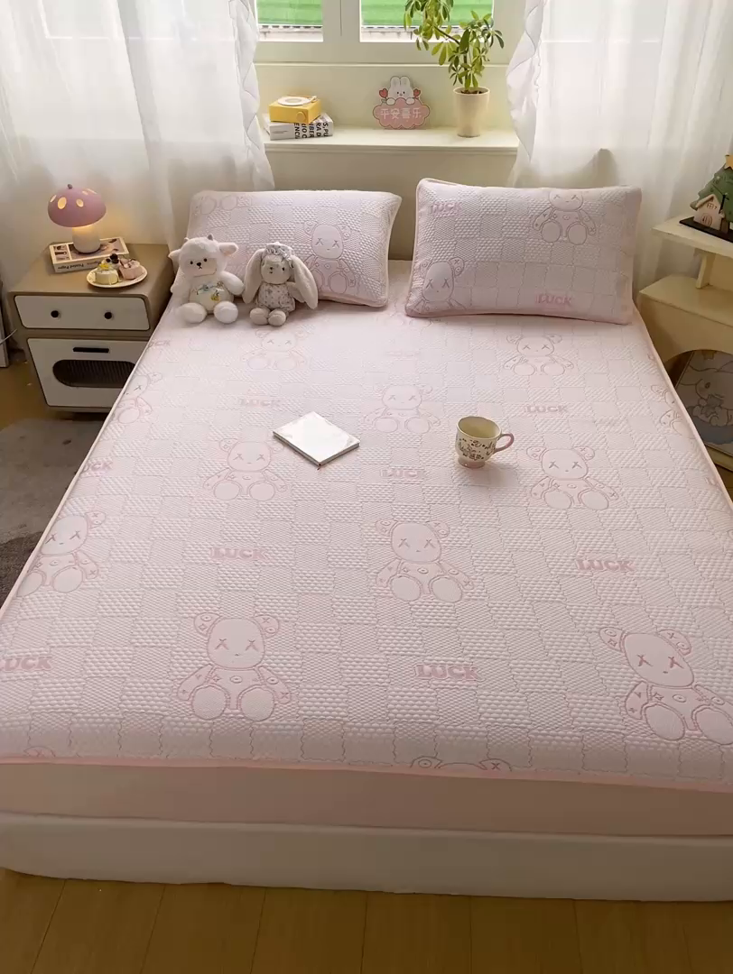 91家纺网 家纺一手货源 找家纺 春寻家纺 2026春夏新款A类凉感凉豆豆提花凉席席子 幸运熊-粉-床笠款