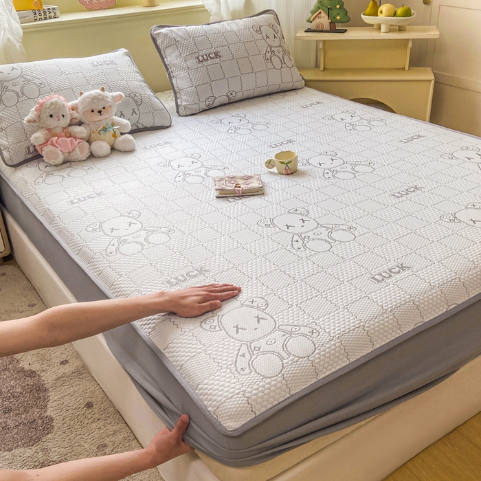 91家纺网 家纺一手货源 找家纺 春寻家纺 2026春夏新款A类凉感凉豆豆提花凉席席子 幸运熊-灰-床笠款