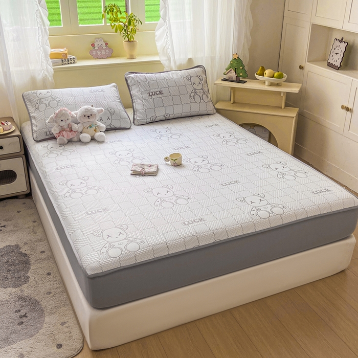 91家纺网 家纺一手货源 找家纺 春寻家纺 2026春夏新款A类凉感凉豆豆提花凉席席子 幸运熊-灰-床笠款