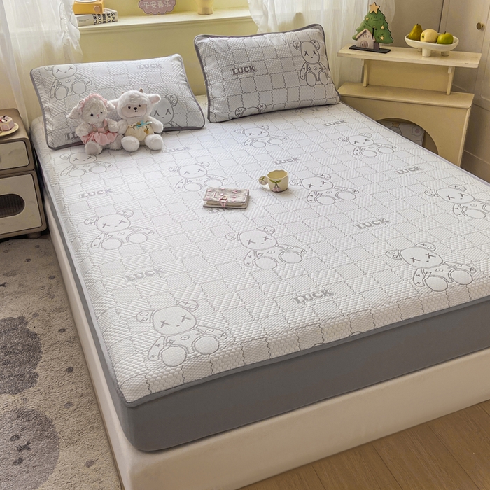 91家纺网 家纺一手货源 找家纺 春寻家纺 2026春夏新款A类凉感凉豆豆提花凉席席子 幸运熊-灰-床笠款