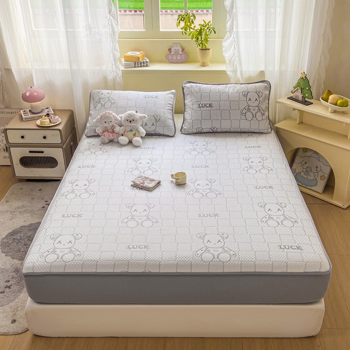 91家纺网 家纺一手货源 找家纺 春寻家纺 2026春夏新款A类凉感凉豆豆提花凉席席子 幸运熊-灰-床笠款