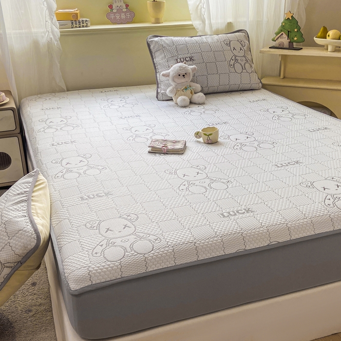 91家纺网 家纺一手货源 找家纺 春寻家纺 2026春夏新款A类凉感凉豆豆提花凉席席子 幸运熊-灰-床笠款