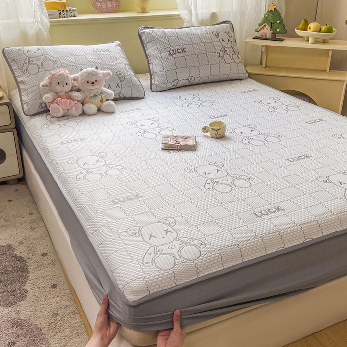 91家纺网 家纺一手货源 找家纺 春寻家纺 2026春夏新款A类凉感凉豆豆提花凉席席子 幸运熊-灰-床笠款