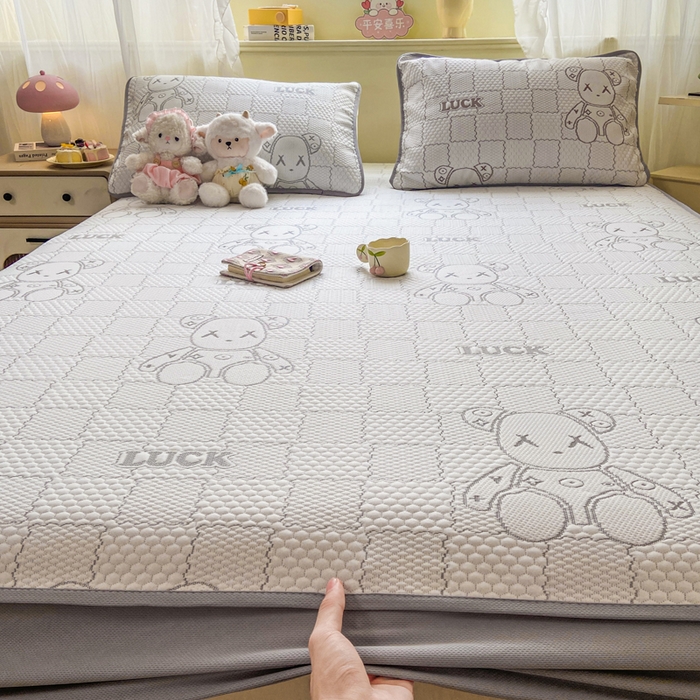 91家纺网 家纺一手货源 找家纺 春寻家纺 2026春夏新款A类凉感凉豆豆提花凉席席子 幸运熊-灰-床笠款