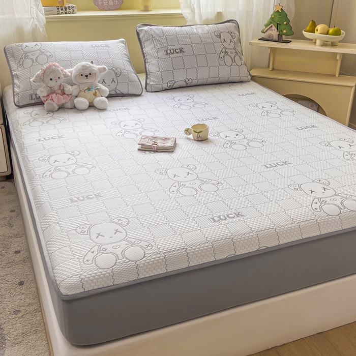 91家纺网 家纺一手货源 找家纺 春寻家纺 2026春夏新款A类凉感凉豆豆提花凉席席子 幸运熊-灰-床笠款