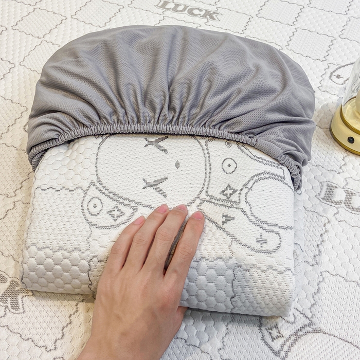 91家纺网 家纺一手货源 找家纺 春寻家纺 2026春夏新款A类凉感凉豆豆提花凉席席子 幸运熊-灰-床笠款