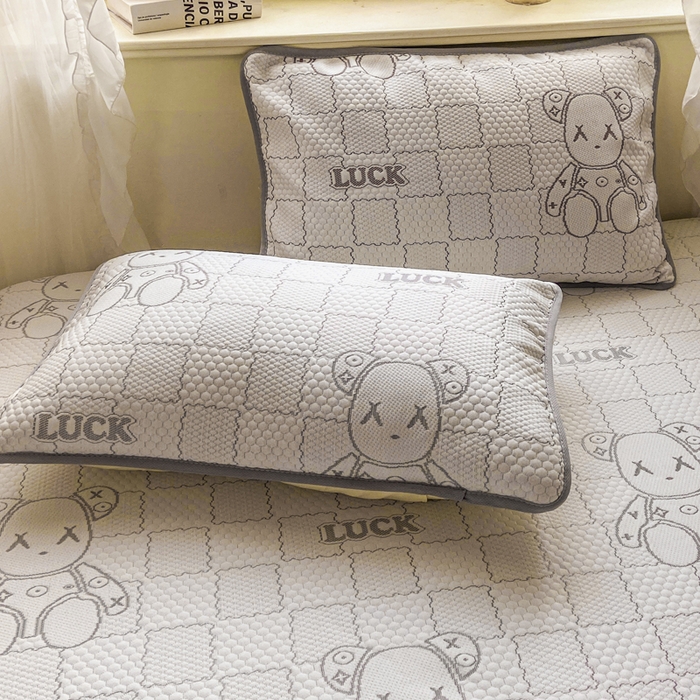 91家纺网 家纺一手货源 找家纺 春寻家纺 2026春夏新款A类凉感凉豆豆提花凉席席子 幸运熊-灰-床笠款