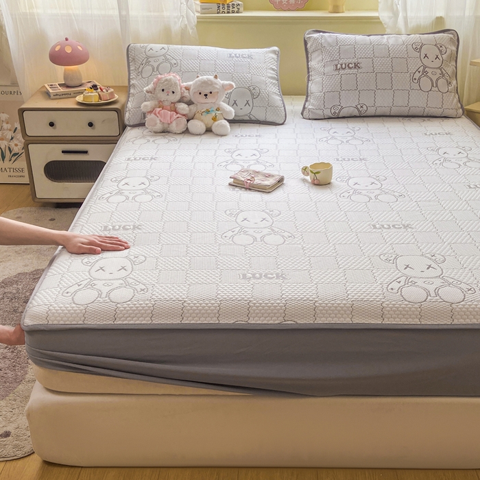 91家纺网 家纺一手货源 找家纺 春寻家纺 2026春夏新款A类凉感凉豆豆提花凉席席子 幸运熊-灰-床笠款