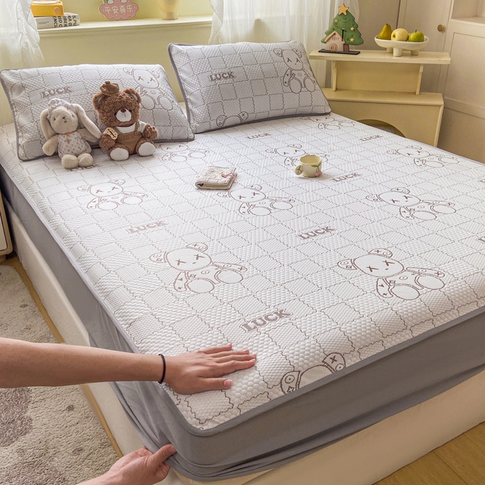 91家纺网 家纺一手货源 找家纺 春寻家纺 2026春夏新款A类凉感凉豆豆提花凉席席子 幸运熊-咖-床笠款