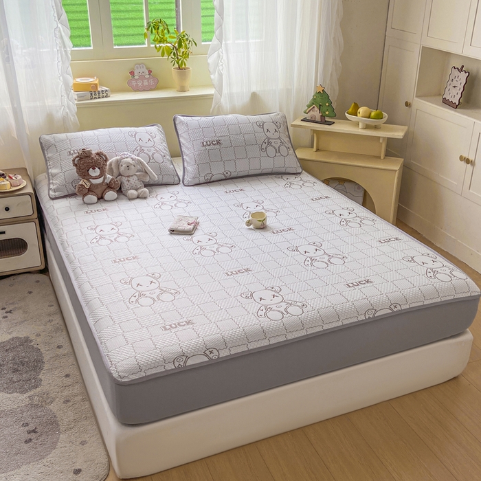 91家纺网 家纺一手货源 找家纺 春寻家纺 2026春夏新款A类凉感凉豆豆提花凉席席子 幸运熊-咖-床笠款