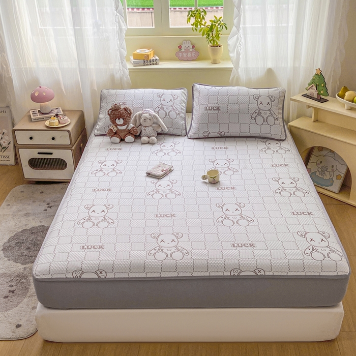 91家纺网 家纺一手货源 找家纺 春寻家纺 2026春夏新款A类凉感凉豆豆提花凉席席子 幸运熊-咖-床笠款