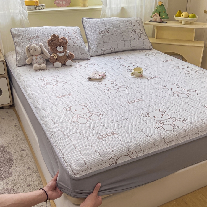 91家纺网 家纺一手货源 找家纺 春寻家纺 2026春夏新款A类凉感凉豆豆提花凉席席子 幸运熊-咖-床笠款