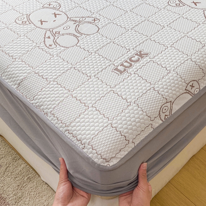 91家纺网 家纺一手货源 找家纺 春寻家纺 2026春夏新款A类凉感凉豆豆提花凉席席子 幸运熊-咖-床笠款