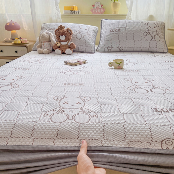 91家纺网 家纺一手货源 找家纺 春寻家纺 2026春夏新款A类凉感凉豆豆提花凉席席子 幸运熊-咖-床笠款