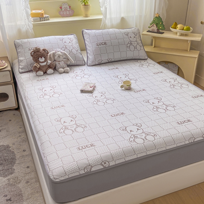 91家纺网 家纺一手货源 找家纺 春寻家纺 2026春夏新款A类凉感凉豆豆提花凉席席子 幸运熊-咖-床笠款