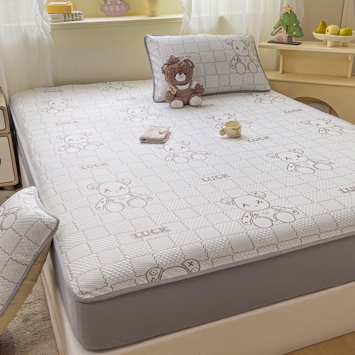 91家纺网 家纺一手货源 找家纺 春寻家纺 2026春夏新款A类凉感凉豆豆提花凉席席子 幸运熊-咖-床笠款