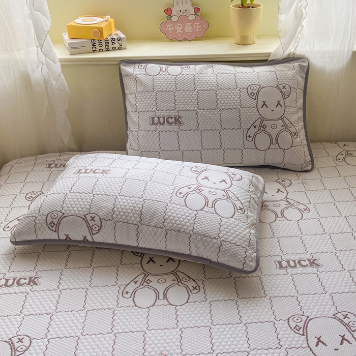 91家纺网 家纺一手货源 找家纺 春寻家纺 2026春夏新款A类凉感凉豆豆提花凉席席子 幸运熊-咖-床笠款