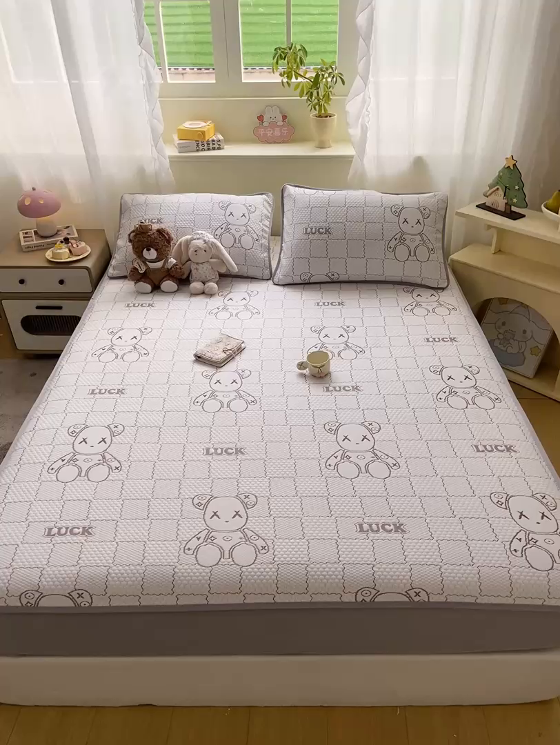 91家纺网 家纺一手货源 找家纺 春寻家纺 2026春夏新款A类凉感凉豆豆提花凉席席子 幸运熊-咖-床笠款