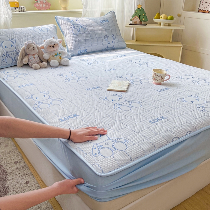 91家纺网 家纺一手货源 找家纺 春寻家纺 2026春夏新款A类凉感凉豆豆提花凉席席子 幸运熊-蓝-床笠款