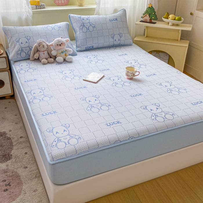 91家纺网 家纺一手货源 找家纺 春寻家纺 2026春夏新款A类凉感凉豆豆提花凉席席子 幸运熊-蓝-床笠款