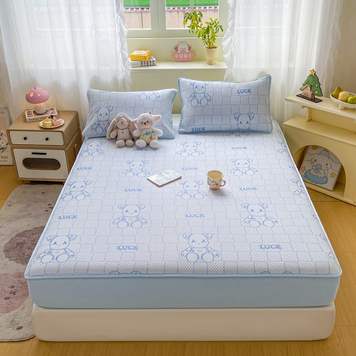 91家纺网 家纺一手货源 找家纺 春寻家纺 2026春夏新款A类凉感凉豆豆提花凉席席子 幸运熊-蓝-床笠款