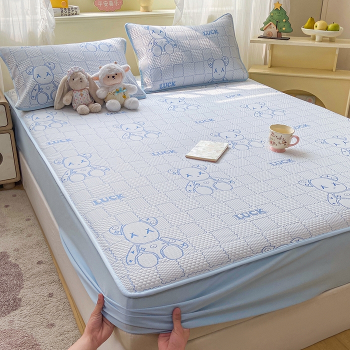 91家纺网 家纺一手货源 找家纺 春寻家纺 2026春夏新款A类凉感凉豆豆提花凉席席子 幸运熊-蓝-床笠款