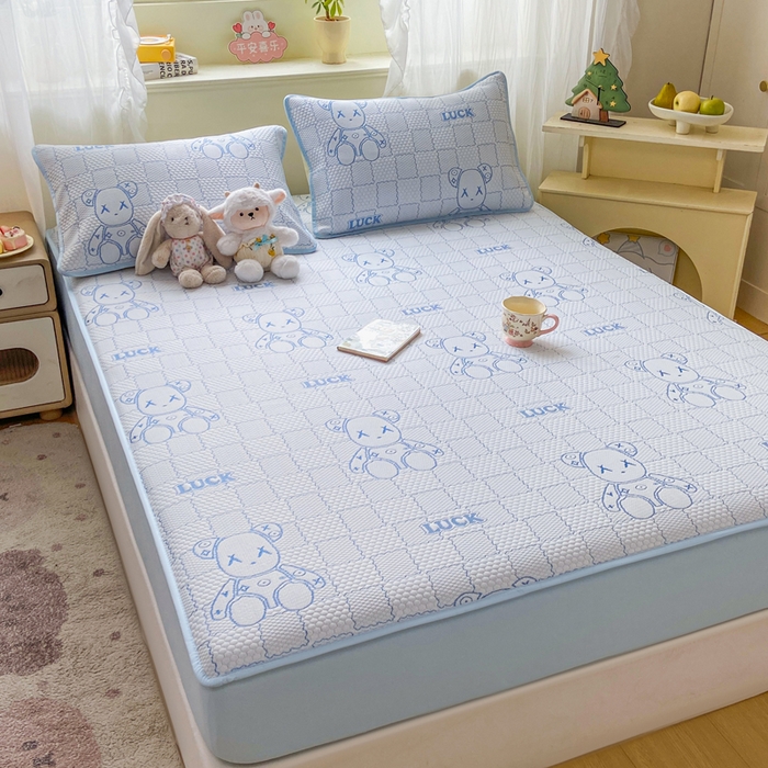 91家纺网 家纺一手货源 找家纺 春寻家纺 2026春夏新款A类凉感凉豆豆提花凉席席子 幸运熊-蓝-床笠款